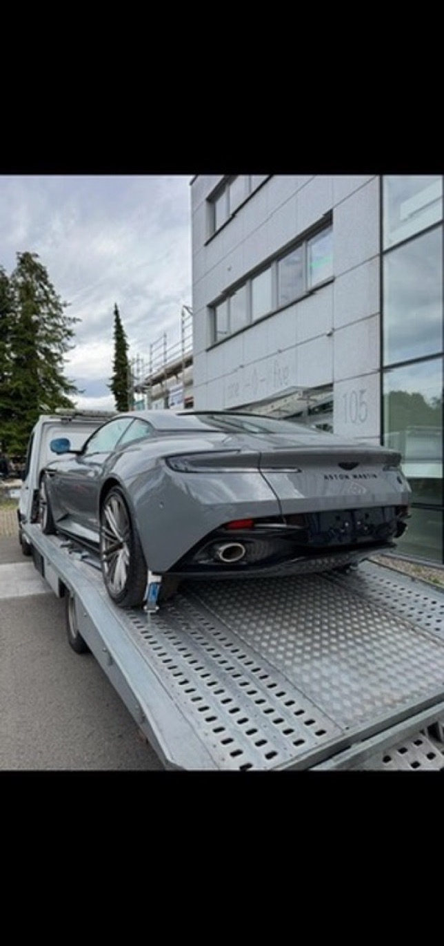 Aston Martin DB11 grise