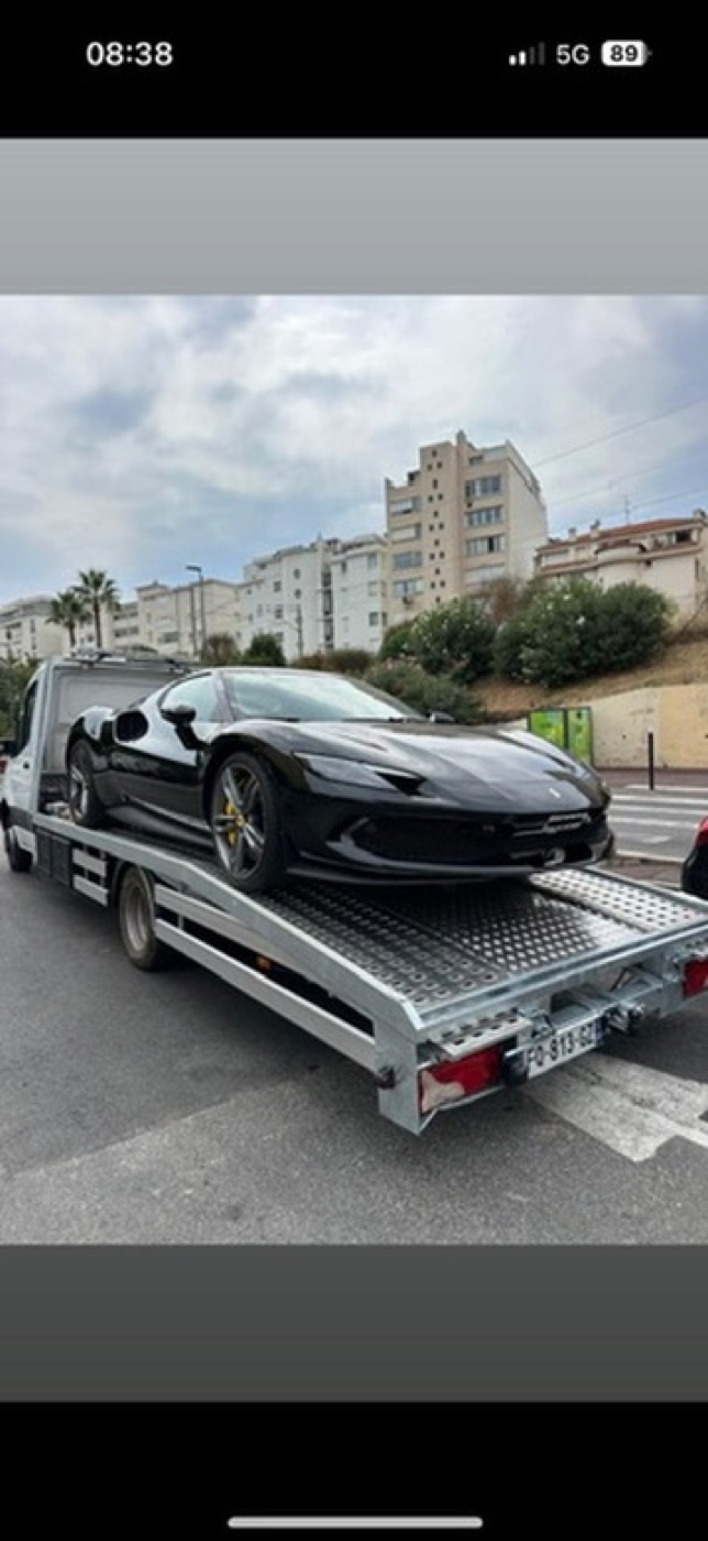 Ferrari 296 GTB noire