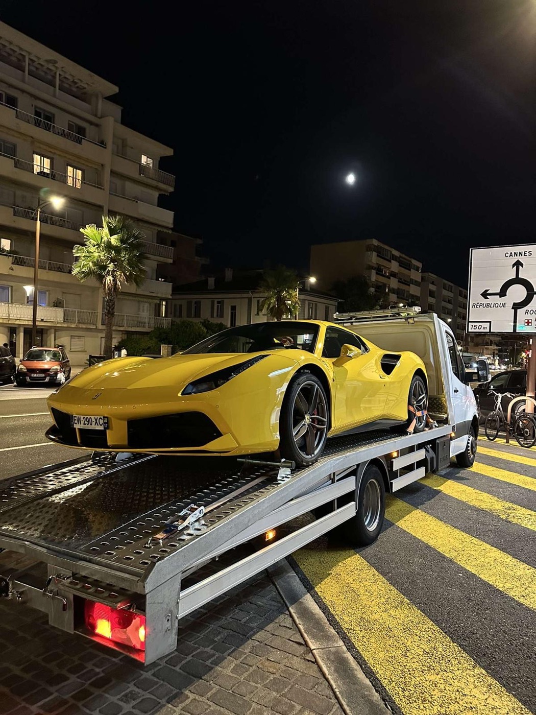 Ferrari 488 GTB jaune de nuit à Cannes