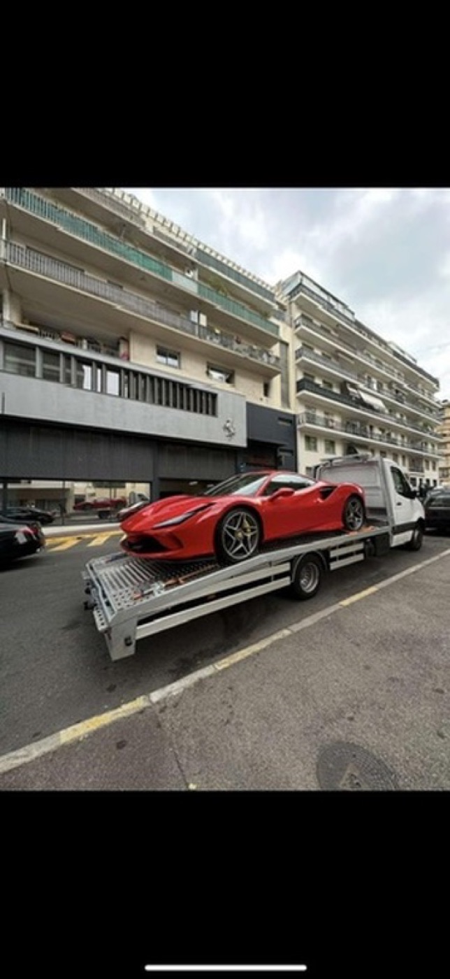 Ferrari F8 Tributo rouge en ville