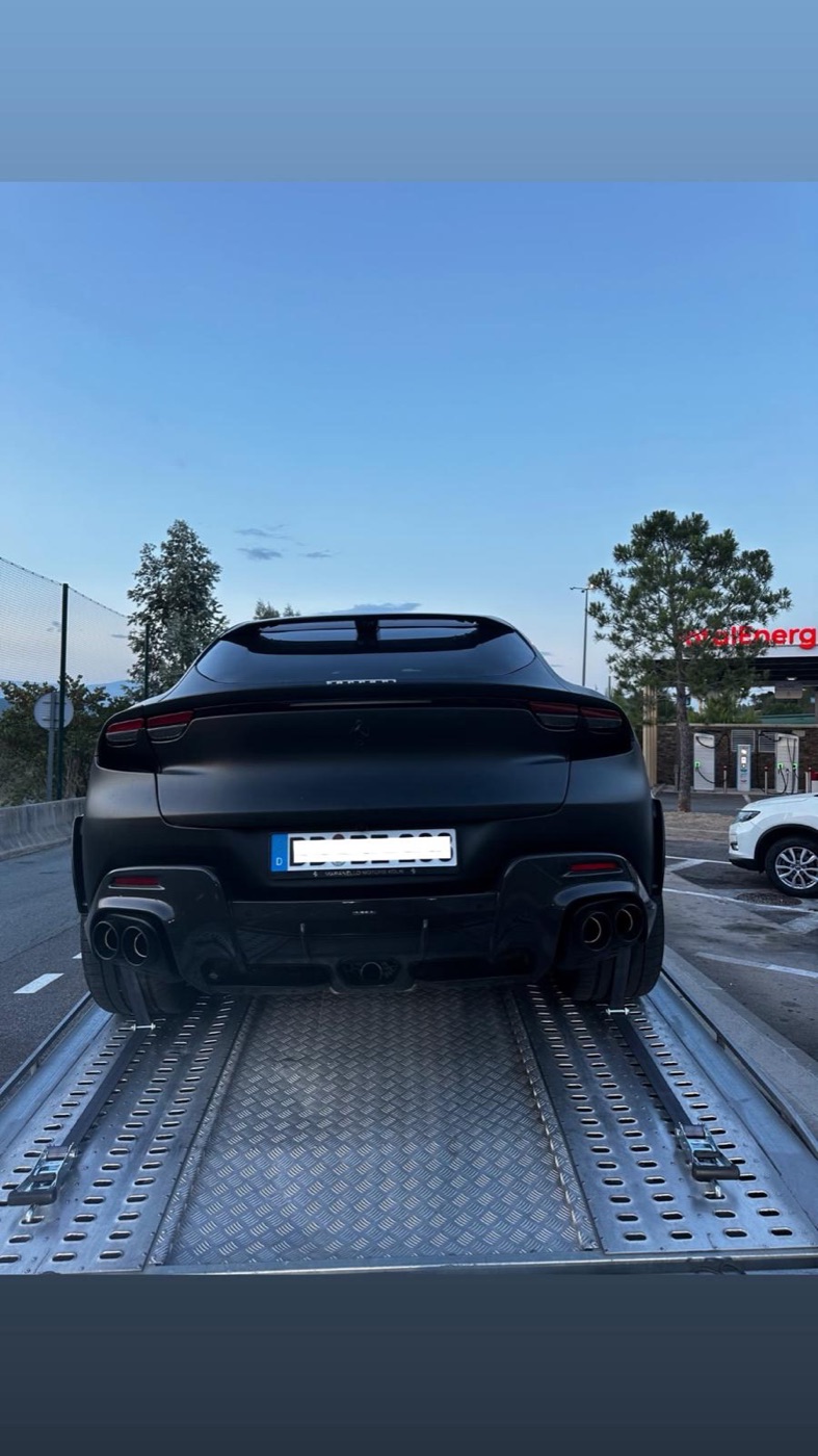 Ferrari Purosangue noire mate vue arrière