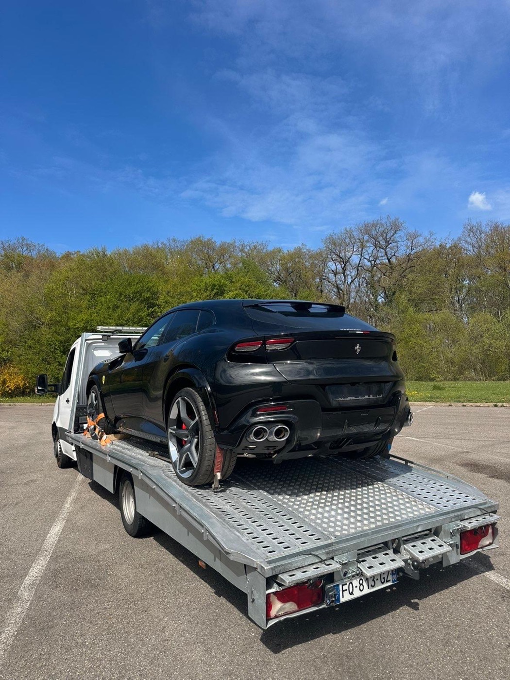 Convoyage et livraison d'une Ferrari Purosangue sur plateau