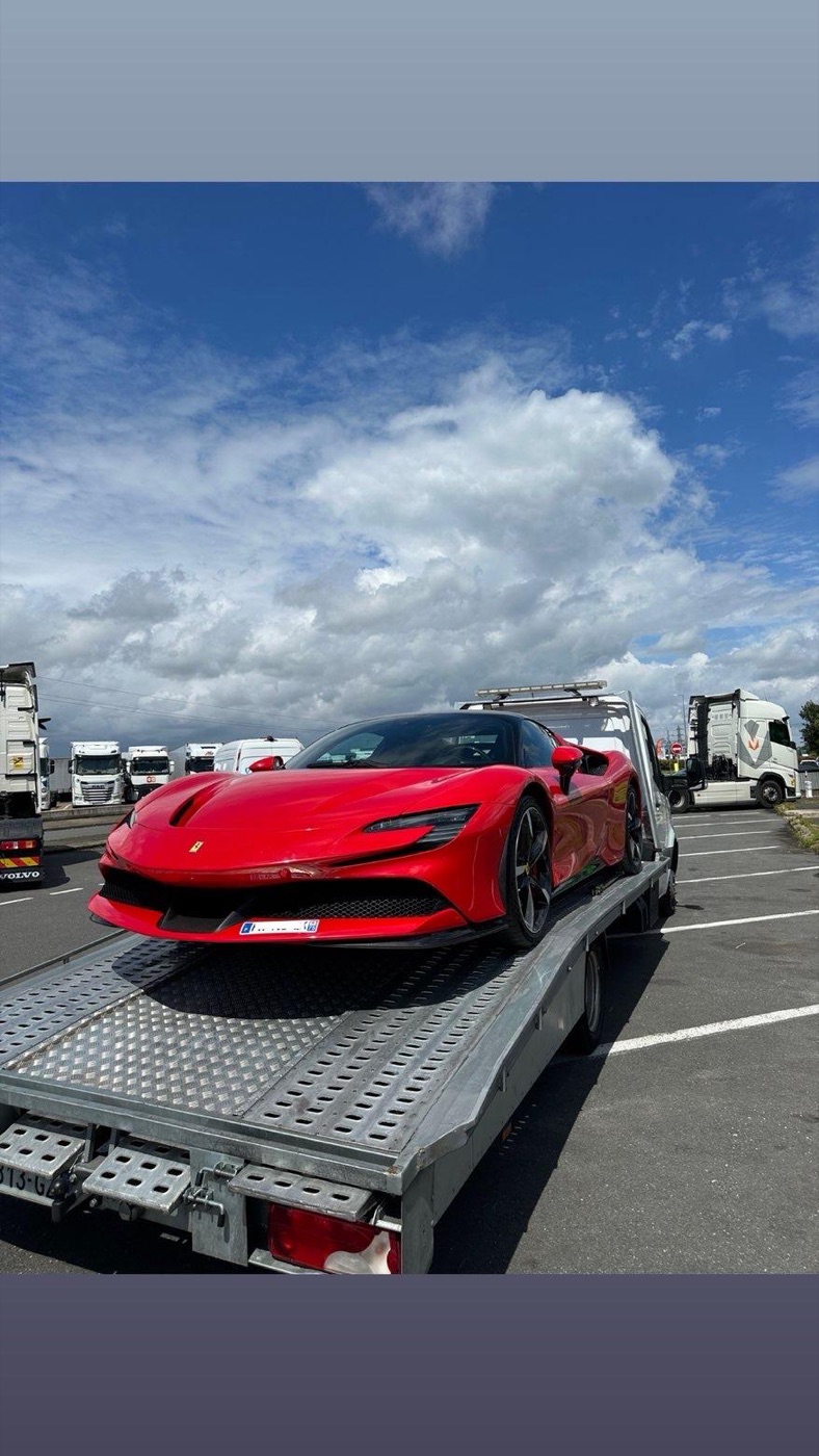 Transport de Ferrari SF90 Stradale sur camion plateau porte-voiture