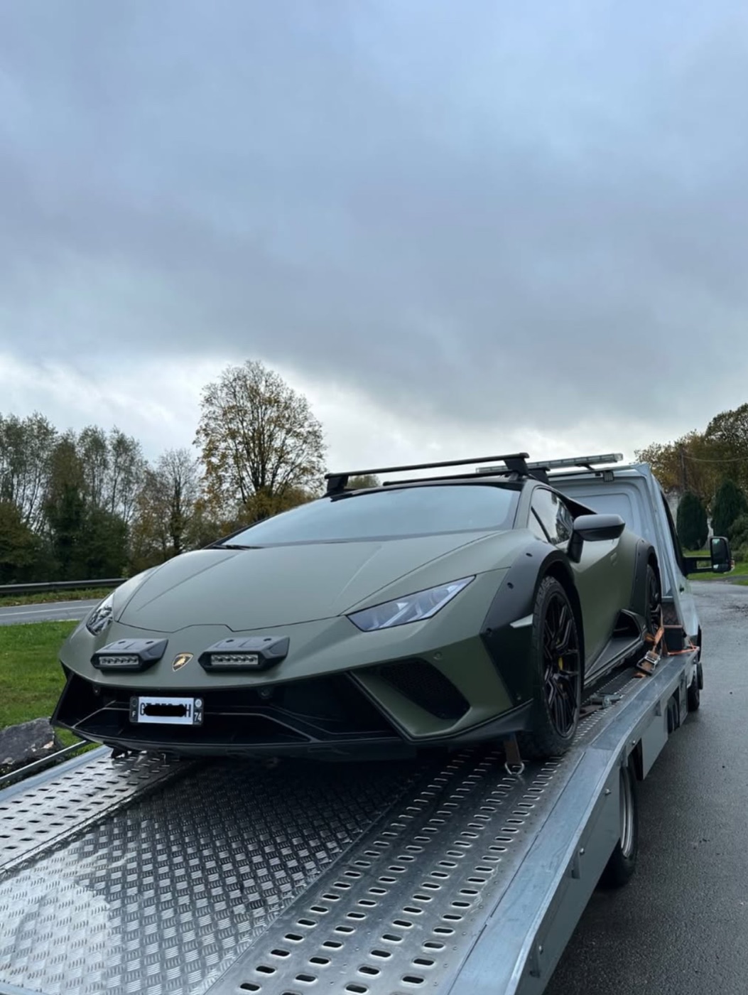 Dépannage et remorquage d'une Lamborghini Huracán Sterrato sur dépanneuse plateau