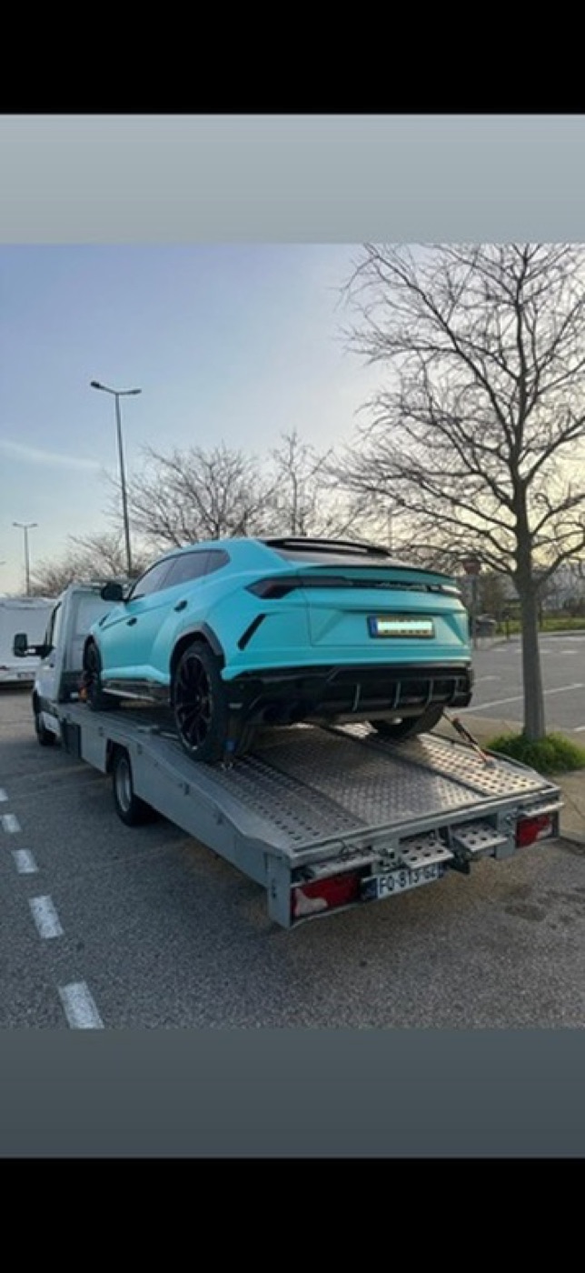 Lamborghini Urus bleu tiffany vue arrière