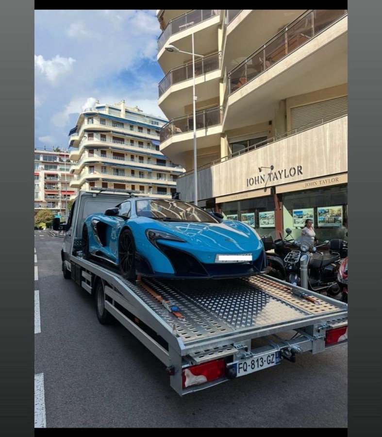 McLaren 675LT bleue