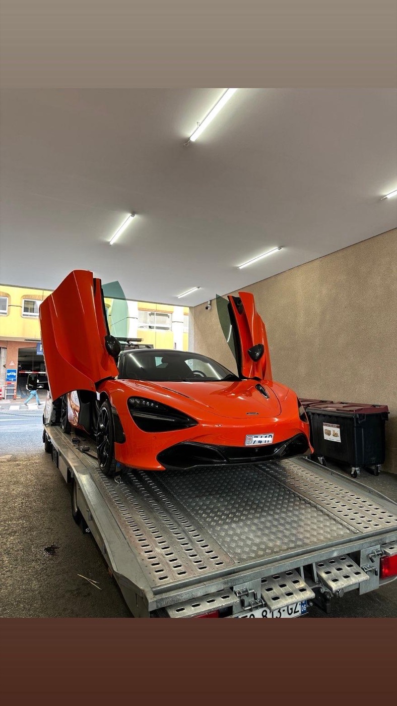McLaren 720S orange sur le camion plateau d'Exclusive Transports, transporteur de véhicules de prestige