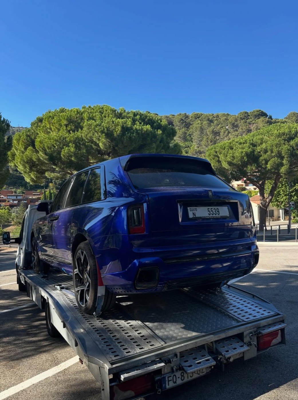 Transport d'une Rolls-Royce Cullinan bleue sur camion plateau pour un événement sur la Côte d'Azur