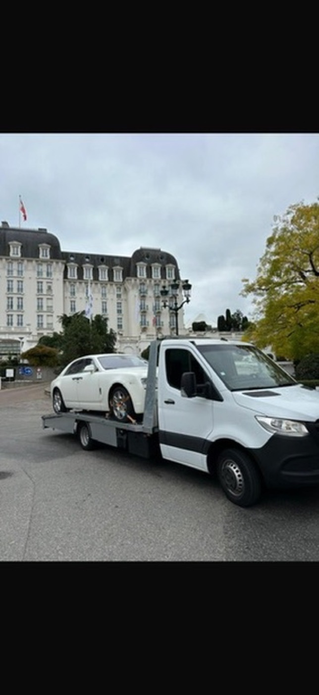 Rolls-Royce Ghost blanche devant un palace